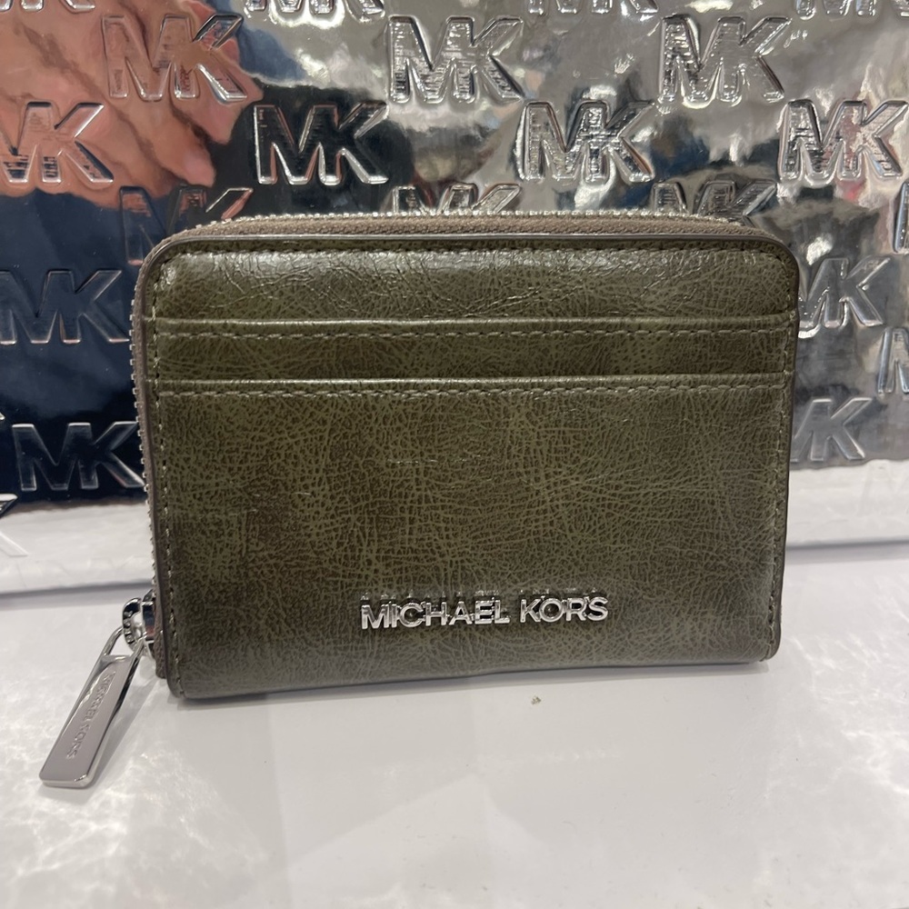 MICHAEL KORS Jet Set Medium Distressed Zip Around Card Case
Olive 
NWT